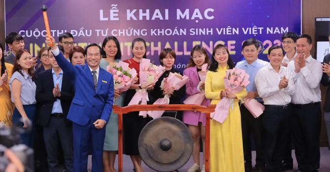 Nghi thức gõ chiêng khai mạc cuộc thi 